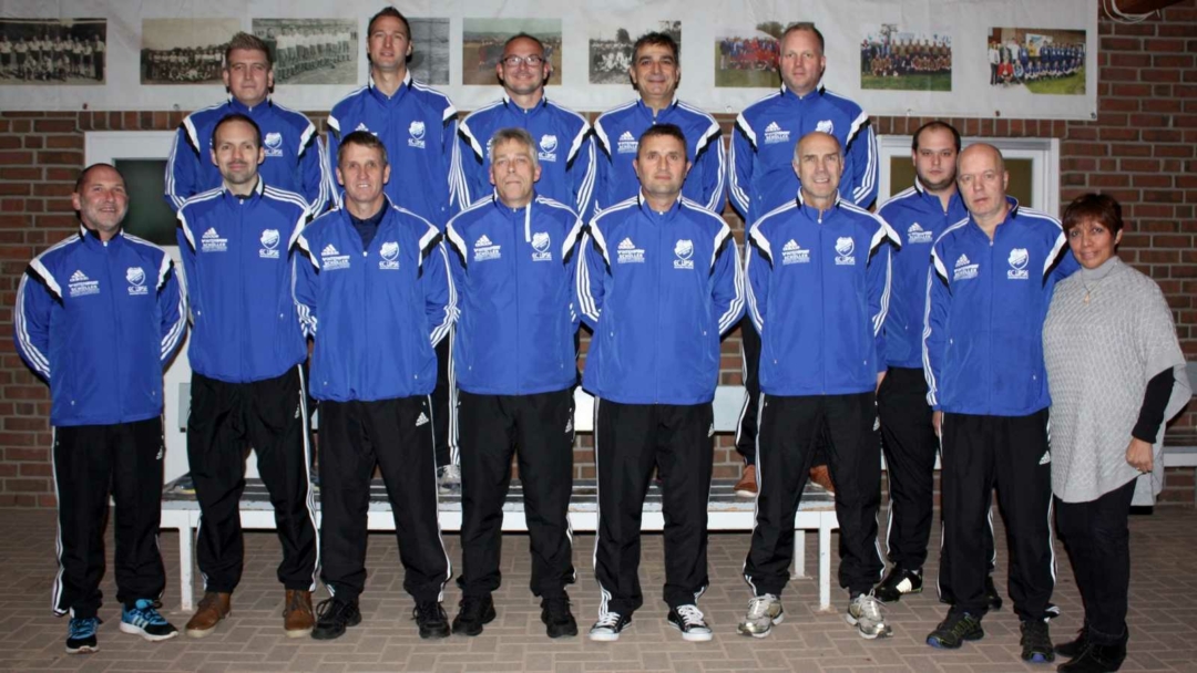 Uebergabe Trainingsanzuege 211115 01